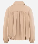 Campera bomber de sarga color beige, con diseño cortavientos, cuello alto con botones a presión y cierre frontal. Presenta mangas largas con puños elastizados, pliegues delanteros que aportan volumen y ruedo con elástico. Marca Renner.