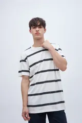 Remera de algodón color crudo con rayas horizontales negras, de corte recto y manga corta.