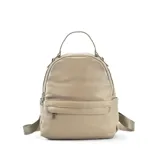 Mochila de tamaño mediano en color amarillo, confeccionada en símil cuero. Presenta un compartimento principal con cierre metálico, un bolsillo frontal con cierre y broche, y bolsillos laterales. Incluye correas regulables para la espalda, asa de mano y una correa adicional para llevar al hombro.