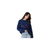 Sweater de punto azul marino de Eme Studios, con cuello redondo y diseño holgado. Presenta un bordado frontal con el nombre de la marca en color rojo.