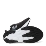 Championes de running New Balance 520, color negro con entresuela blanca y detalles en amarillo flúor en el talón. Cuenta con capellada de malla transpirable, el logo 'N' en el lateral y tecnología Fresh Foam en la suola.
