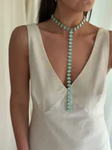 Gargantilla con strass facetados color aguamarina, con cierre trasero de cadena de eslabones plateados y gancho regulable.