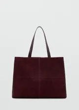 Bolso tipo shopper de piel de serraje en color bordó, con diseño estructurado, doble asa de hombro y cierre de botón magnético. Incluye forro interior de algodón y bolsillo con cierre de cremallera.