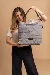 Cartera capitoneada color beige, con diseño geométrico y asa resistente. Amplia y cómoda, ideal para el uso diario.