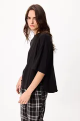 Remera básica de algodón color negro, con cuello redondo y detalle de bordado en el hombro.