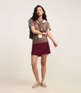 Blusa de ribana color marrón, con cuello redondo ajustado y mangas cortas.