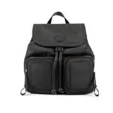 Mochila negra de poliéster con solapa y sujetador. Tiene un compartimento principal, dos bolsillos externos con cierre, un bolsillo interno con cierre y dos bolsillos internos abiertos. Las correas son regulables y los herrajes son plateados.