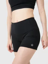 Conjunto deportivo compuesto por un top de escote redondo y espalda deportiva, y un short de tiro alto ajustado. Ambas piezas son de color negro y diseño liso.