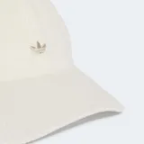 Gorro de b&eacute;isbol Adidas confeccionado en corderoy blanco, con visera precurvada y bordado del logo del Trifolio en el frente.