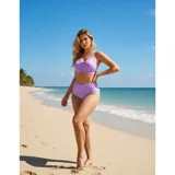 Bikini de dos piezas color fucsia. El top presenta un diseño cruzado en el frente con breteles finos ajustables, mientras que la bombacha es de tiro alto con detalle de frunces laterales.