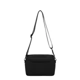 Cartera bandolera de diseño rectangular en color negro, con textura acolchada vertical, cierre superior y bolsillo frontal con cierre. Incluye correa larga ajustable para llevar al hombro o cruzada.