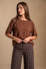 Blusa de manga corta color marrón, con escote redondo y diseño holgado.