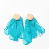 Aros colgantes con base circular color dorado y colgantes de tela turquesa.