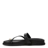 Sandalias planas de mujer color negro, con diseño de tiras finas y detalle de herraje metálico dorado en la tira que cruza el dedo. Plantilla acolchada y suela plana.