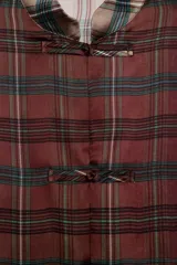 Camisa de satén con estampado de cuadros tartán en tonos marrones y beige, cuello mao, manga larga y cierre frontal con alamares.