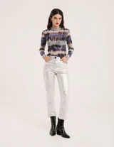 Polera de tul elastizado con cuello alto y mangas largas. Diseño con estampado abstracto en tonos azul, marrón y gris.