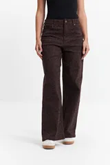 Pantalón de jean azul oscuro, de corte wide leg y tiro alto, con costuras a la vista y cierre frontal con botón.