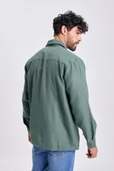 Sobrecamisa de color verde para hombre, con cuello clásico, cierre frontal de botones y dos bolsillos de parche en el pecho. De manga larga y corte recto.