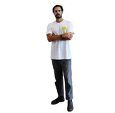 Remera blanca de algodón con estampado amarillo de un sol en el pecho.