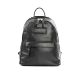 Mochila de diseño clásico en cuero sintético color negro, con cierre principal y bolsillo frontal con cierre. Incluye herrajes plateados y correas regulables.