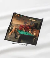 Remera de algodón color blanco, corte boxy, manga corta y cuello redondo. Presenta una estampa fotográfica localizada en el pecho de varios perros jugando al billar sobre una mesa verde.