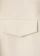 Chaqueta beige de cuello alto, manga larga con puños abotonados, bolsillo con solapa en el pecho, cinturón ajustable para la cintura y cierre frontal de cremallera oculta.