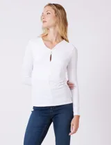 Remera de modal manga larga, color negro, con escote en V y detalle de nudo frontal con abertura tipo ojal.