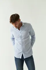 Camisa celeste con microestampado, de lino y algodón, corte regular y logo bordado en el pecho.