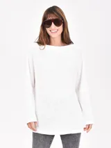 Buzo de tejido de punto tipo waffle en color negro, con cuello redondo, mangas largas y corte holgado.