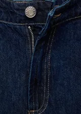 Short de jean azul oscuro, tiro medio, con pinzas delanteras, bolsillos laterales y cierre con cremallera y botón.