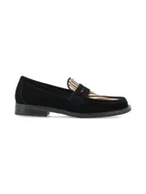 Mocasín de gamuza negra con detalle de pelo sintético con estampado animal print tipo cebra en el empeine.