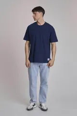 Remera verde oscuro de corte holgado y mangas cortas.