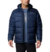 Campera puffer con capucha, color azul marino, con cierre frontal completo y bolsillos laterales con cremallera. Presenta logo de la marca bordado en el pecho.