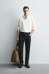 Camisa de corte relajado confeccionada en una mezcla de algodón, lyocell y seda de origen italiano. Presenta cuello abotonado, manga larga con puños abotonados y cierre frontal con botones.