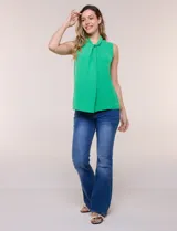 Blusa sin mangas color verde, confeccionada en crepé texturizado, con cuello alto drapeado y torsión central frontal.