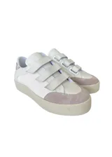 Zapatillas blancas de cuero con detalles en cuero gamuzado color beige en la puntera y ajuste con velcro. Presenta detalle de cuero con estampado reptil en el talón.