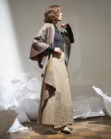 Poncho de lana merino afieltrada multicolor con diseño geométrico. Se puede usar de forma desestructurada, suelta o cruzada, suelta o atada, se adapta a diferentes cuerpos y marcando diversas siluetas.