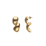 Aros colgantes de diseño orgánico y acabado brillante, con baño de oro 18k.