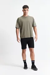 Bermuda de gabardina con diseño de cinco bolsillos, cintura elástica con cordón de ajuste y corte recto.