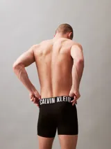 Pack de tres boxers largos Calvin Klein de la colección Intense Power, confeccionados en microfibra de tacto sedoso. Presentan un diseño minimalista con cintura elástica distintiva de la marca con el logo estampado.