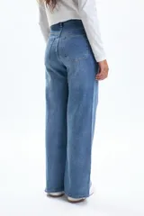 Pantalon de jean de corte recto en color azul medio, con diseño de cinco bolsillos y cierre frontal con boton y cremallera.