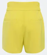 Bermuda roja de poliéster con cintura elástica, bolsillos laterales y cierre con cremallera y botones.