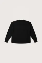 Buzo de punto color negro, con cuello redondo, mangas largas con puños ajustados y diseño con tajos laterales en el ruedo.