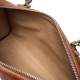 Cartera tipo baúl modelo Bianca de Extra Large, confeccionada en 100% cuero color suela, con diseño estructurado, doble asa corta de mano y correa de hombro ajustable y extraíble. Cuenta con detalles de costuras pespunteadas, herrajes metálicos plateados y placa con logo de la marca en el frente. Acceso mediante doble cierre y forrería interior textil con bolsillos.