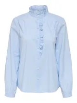 Camisa de manga larga, color celeste con finas rayas blancas verticales, con cuello alto y detalle de volantes verticales en la botonera frontal.