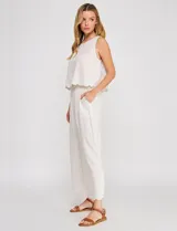 Pantalón palazzo de tiro alto color beige, confeccionado en mezcla de lino y viscosa, con silueta suelta y fluida, cintura elastizada, bolsillos delanteros aplicados y ruedo festoneado de corte tobillero.