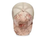 Gorra trucker con visera curva y paneles de malla color beige. Presenta un parche bordado con la imagen de un león y la palabra "King".