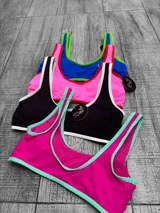 Corpiño de bikini bicolor con diseño deportivo, escote redondo y tirantes anchos contrastantes.