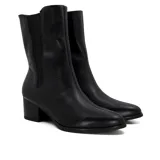 Bota de cuero negro con elástico lateral, taco cuadrado y caña media.