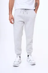 Pantalon de felpa con puños elásticos en los tobillos y cintura ajustable con cordón. Diseño de corte holgado y cómodo, ideal para uso diario.